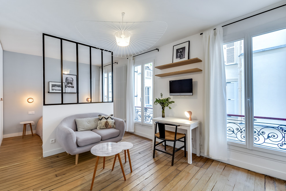Idéer för mellanstora skandinaviska vardagsrum, med vita väggar och ljust trägolv