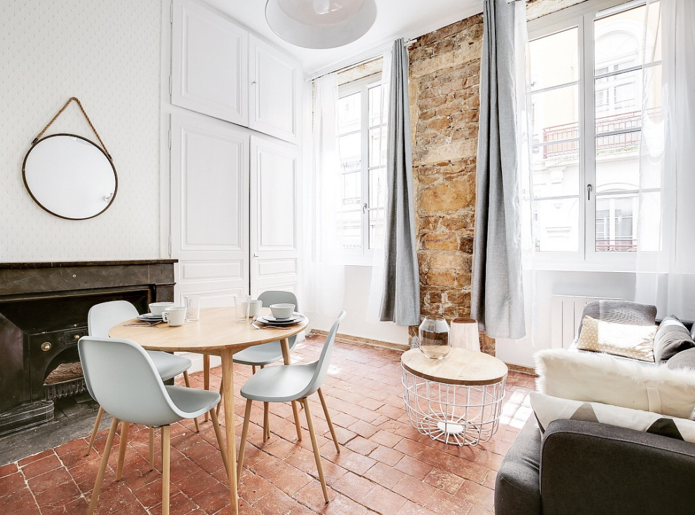 Kleines Skandinavisches Wohnzimmer im Loft-Stil mit weißer Wandfarbe, Terrakottaboden, Kamin und verstecktem TV in Marseille