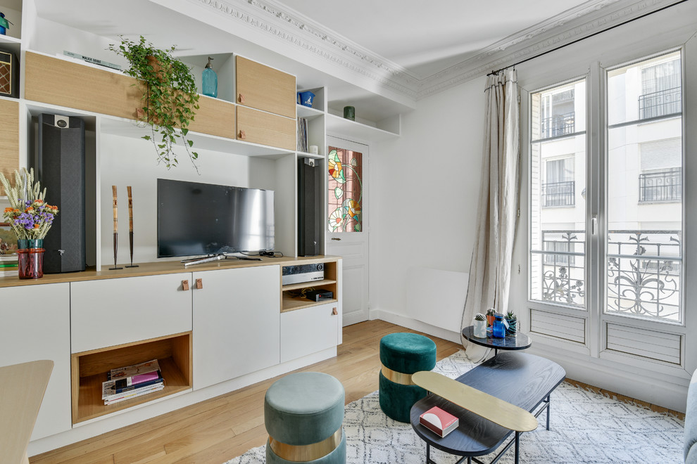 Trendy living room photo in Paris