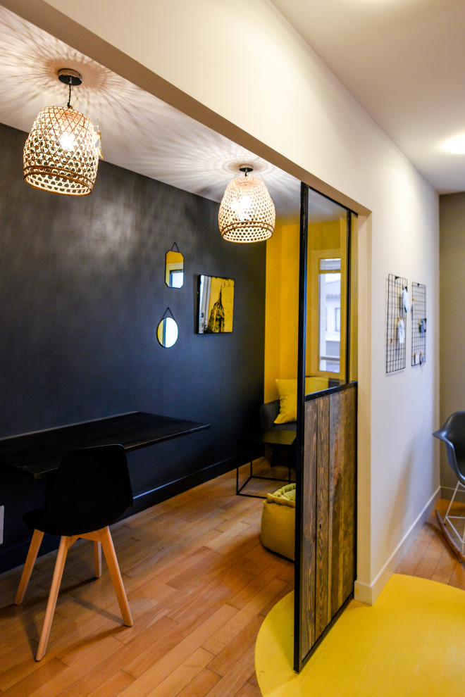 Источник вдохновения для домашнего уюта: маленькая изолированная гостиная комната в современном стиле с синими стенами, светлым паркетным полом и бежевым полом без камина, телевизора для на участке и в саду
