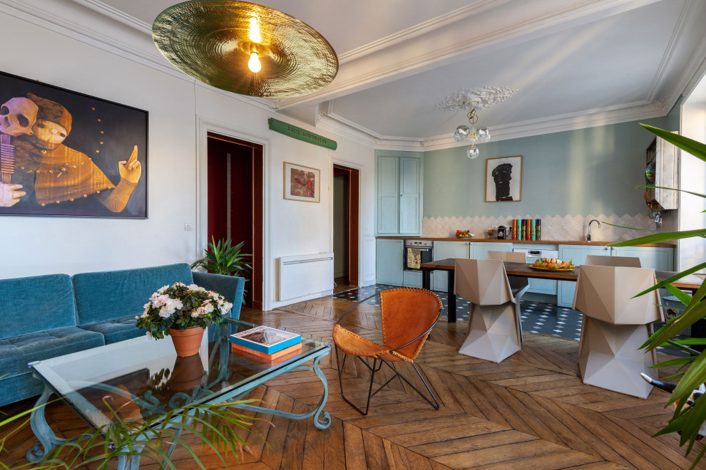 Immagine di un soggiorno eclettico aperto con pareti bianche, pavimento in legno massello medio e pavimento marrone