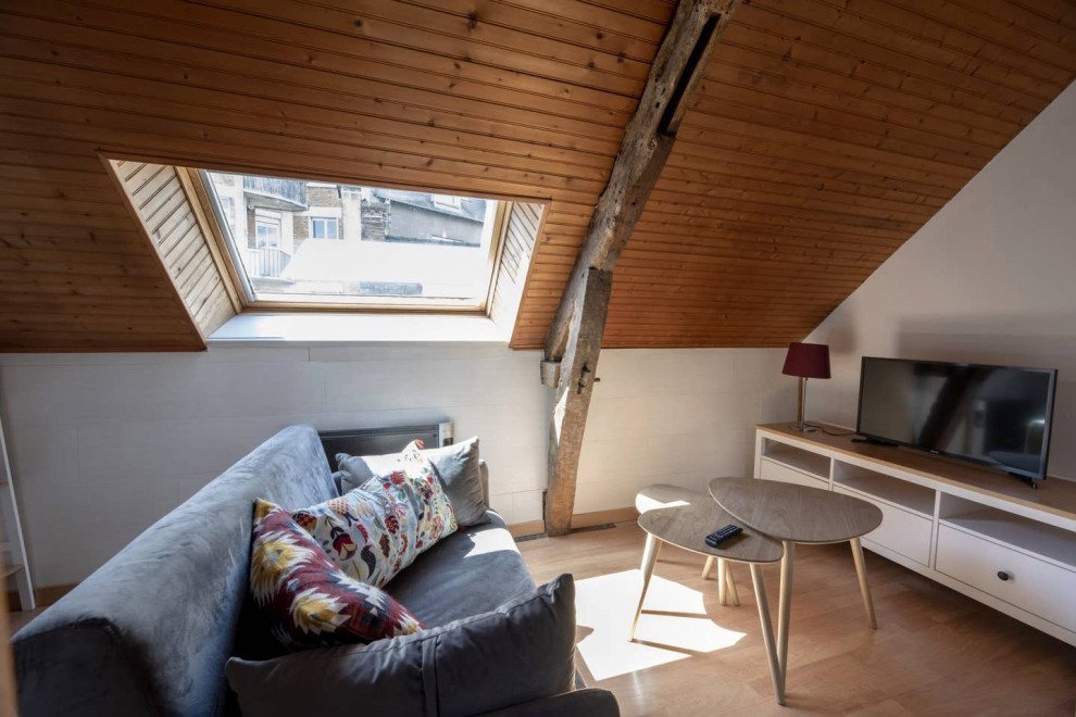 Small trendy loft-style living room photo in Rennes