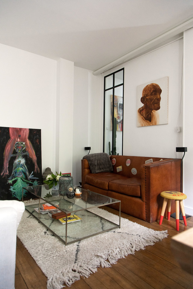Свежая идея для дизайна: открытая гостиная комната среднего размера в стиле лофт с белыми стенами, паркетным полом среднего тона и коричневым полом без камина, телевизора - отличное фото интерьера