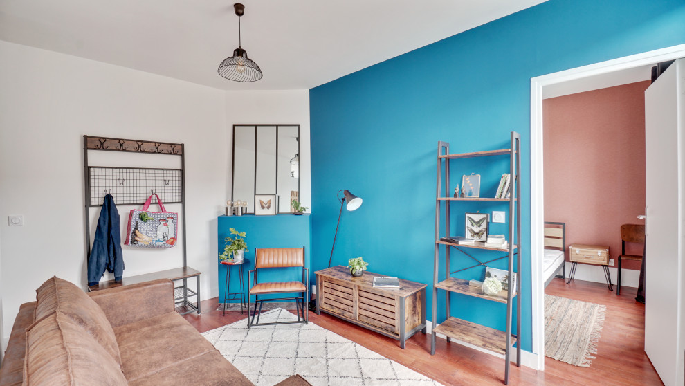 Источник вдохновения для домашнего уюта: открытая гостиная комната среднего размера в современном стиле с синими стенами, темным паркетным полом и коричневым полом