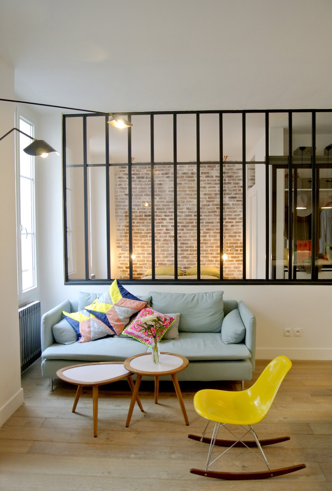 Minimalist living room photo in Paris