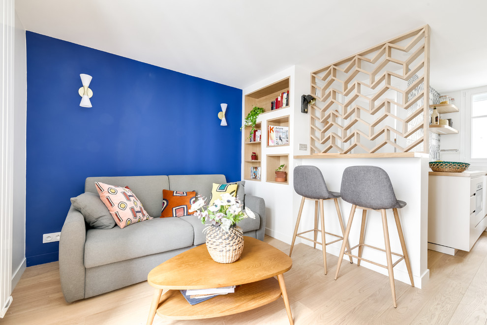 Idées déco pour un salon scandinave fermé avec une salle de réception, un mur bleu, parquet clair et un sol beige.