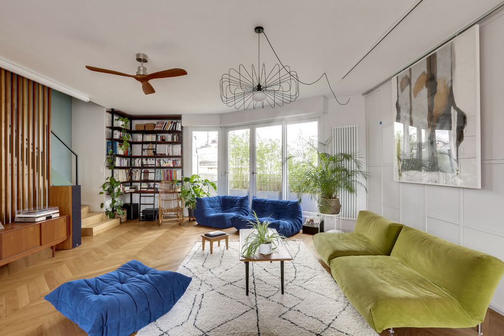 Exemple d'un salon tendance avec un mur blanc, un sol en bois brun et un sol marron.