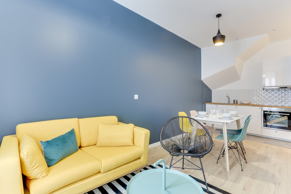 Foto di un ampio soggiorno design aperto con pareti blu, parquet chiaro e soffitto ribassato