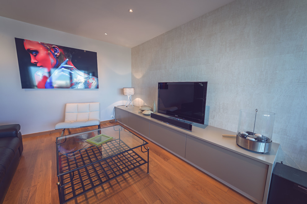 Exemple d'un grand salon tendance ouvert avec un mur gris, parquet clair et un téléviseur indépendant.