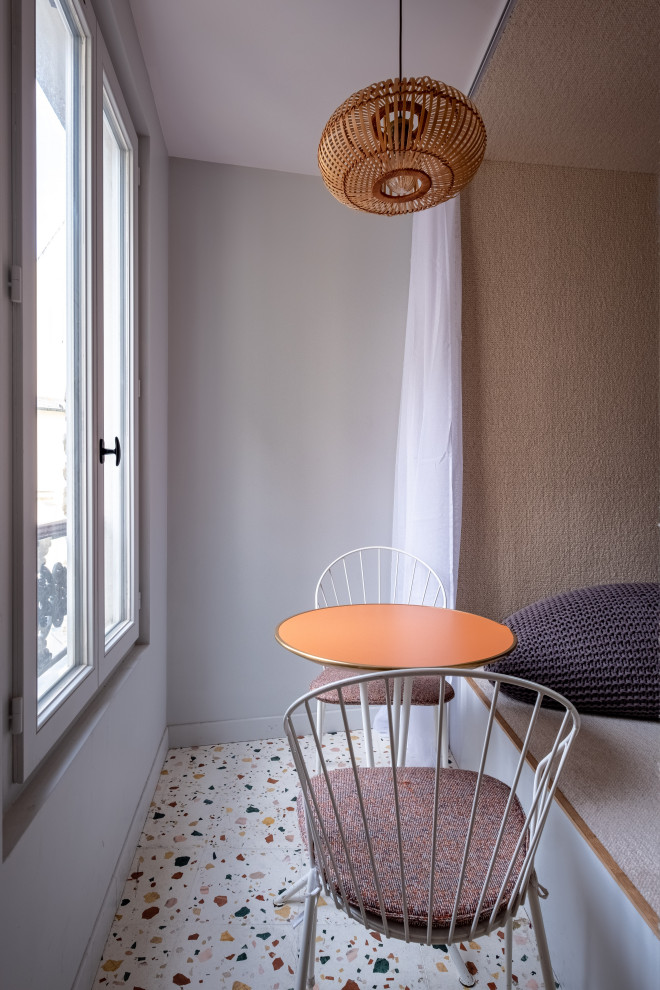 Foto de salón contemporáneo pequeño con paredes grises, suelo de baldosas de porcelana y suelo multicolor