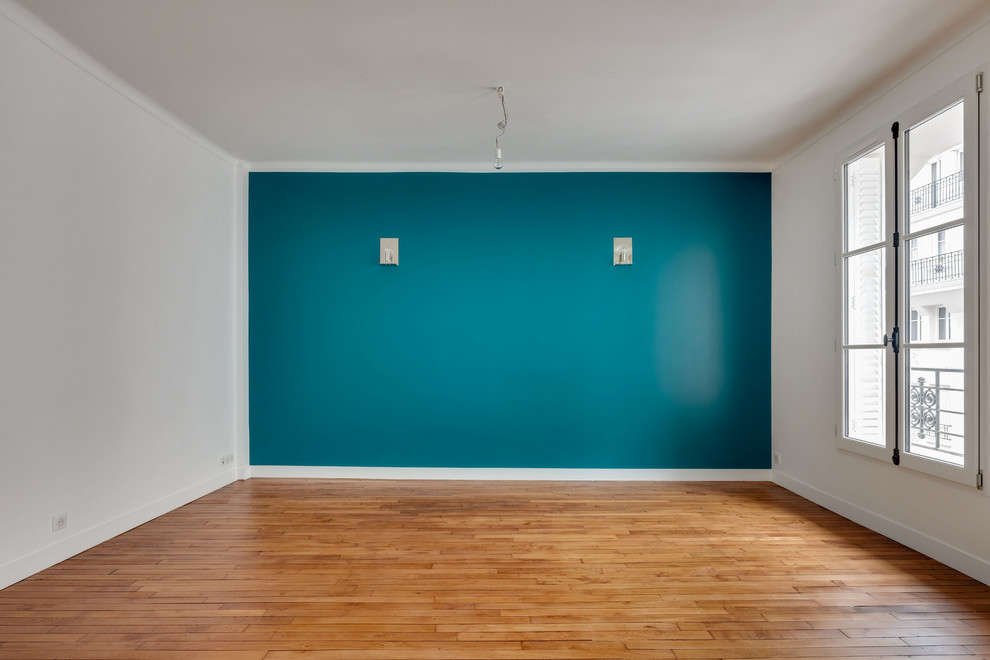 На фото: гостиная комната с синими стенами с