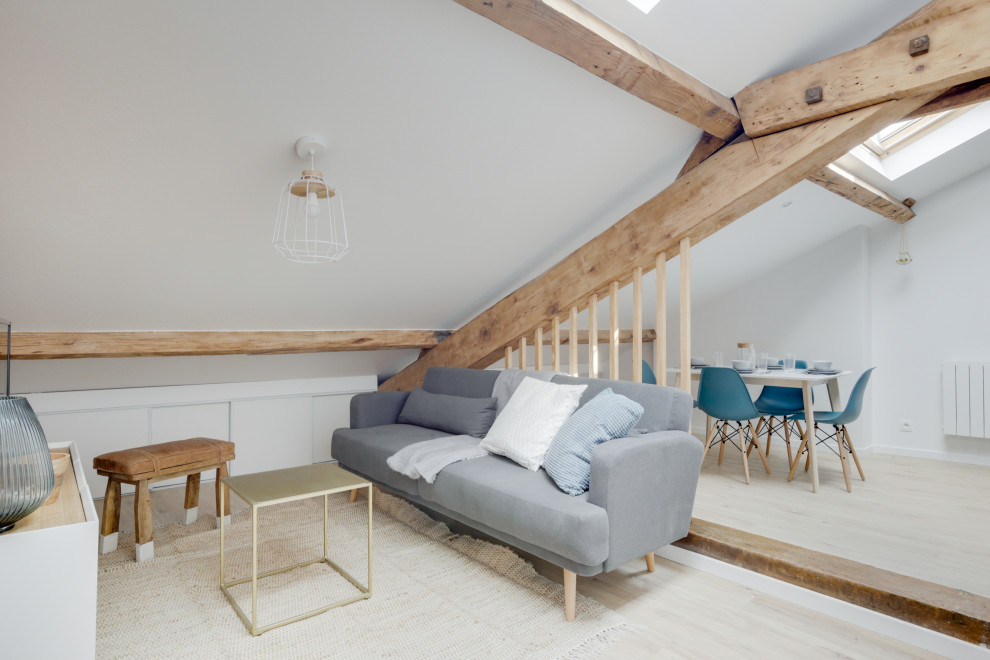 Kleines Nordisches Wohnzimmer im Loft-Stil mit bunten Wänden, hellem Holzboden, Kaminumrandung aus Backstein, freigelegten Dachbalken und Holzwänden in Marseille