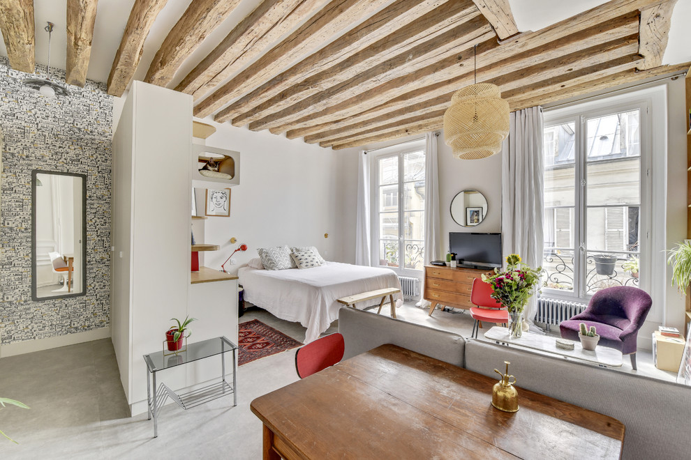 Стильный дизайн: гостиная комната в стиле шебби-шик с серым полом без камина - последний тренд
