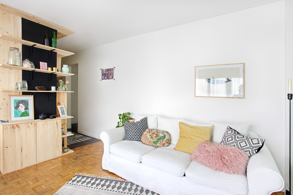 Пример оригинального дизайна: открытая гостиная комната среднего размера в скандинавском стиле с зелеными стенами и светлым паркетным полом без камина