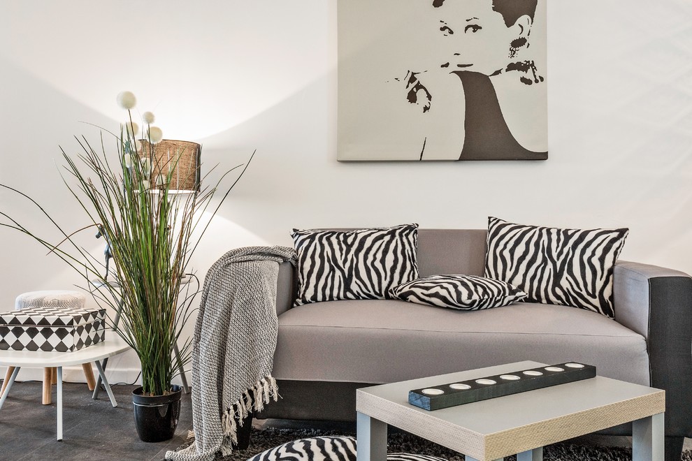 Mittelgroßes, Offenes Skandinavisches Wohnzimmer ohne Kamin mit weißer Wandfarbe, Vinylboden und grauem Boden in Grenoble