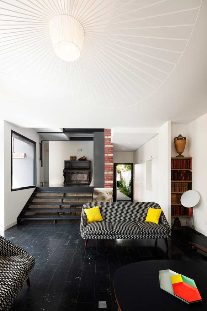 Imagen de salón con rincón musical cerrado actual de tamaño medio sin chimenea y televisor con paredes blancas y piedra