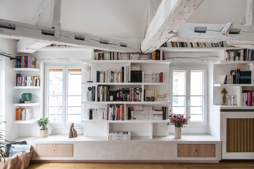 Modernes Wohnzimmer mit weißer Wandfarbe, braunem Holzboden und braunem Boden in Paris