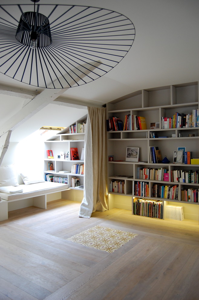 Esempio di un soggiorno contemporaneo con pareti beige e parquet chiaro