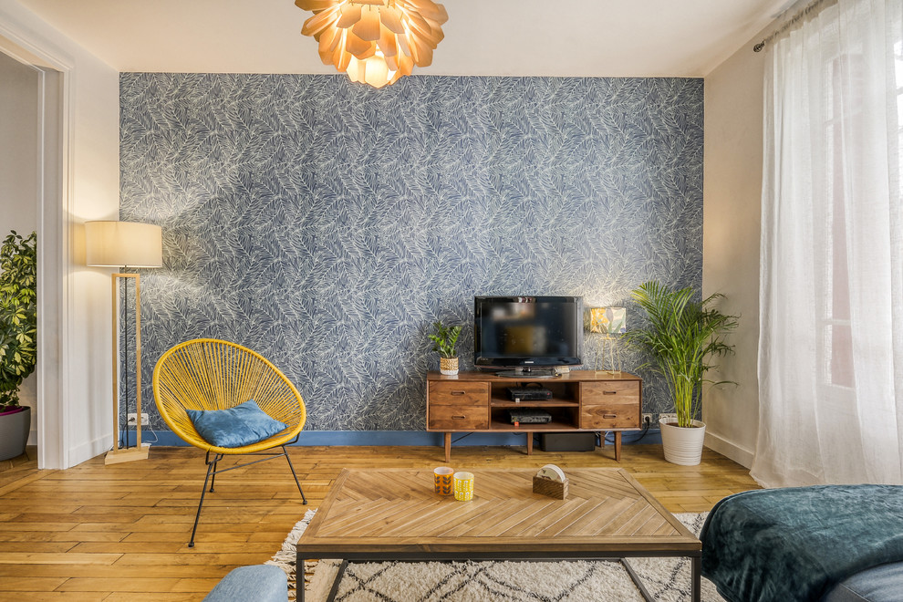 Inspiration för mellanstora skandinaviska allrum med öppen planlösning, med blå väggar, mellanmörkt trägolv och brunt golv