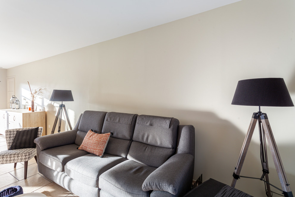 Immagine di un grande soggiorno design aperto con pareti beige, pavimento con piastrelle in ceramica, TV a parete e pavimento rosa