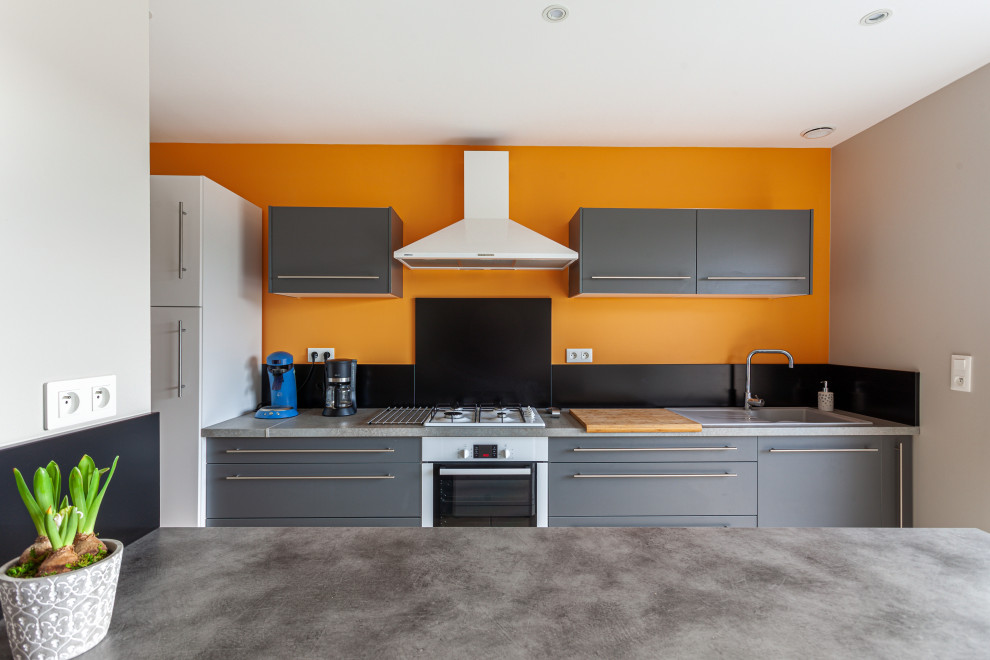 Inspiration för ett mellanstort funkis allrum med öppen planlösning, med orange väggar, klinkergolv i keramik och vitt golv