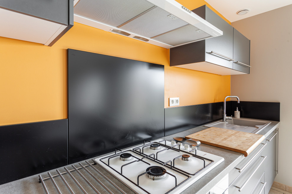 Idee per un soggiorno minimal di medie dimensioni e aperto con pareti arancioni, pavimento con piastrelle in ceramica e pavimento bianco