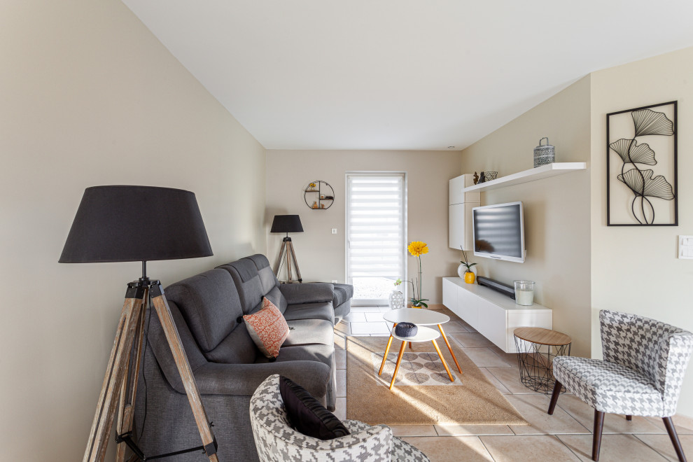 Esempio di un grande soggiorno design con pareti beige, pavimento con piastrelle in ceramica, TV a parete e pavimento rosa