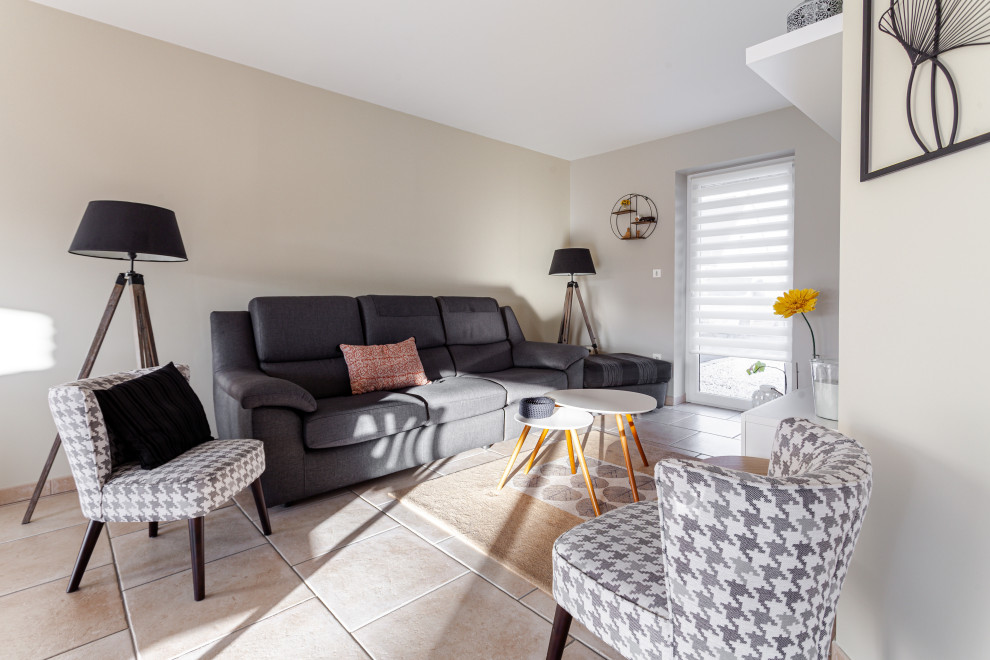 Esempio di un grande soggiorno minimal aperto con pareti beige, pavimento con piastrelle in ceramica, TV a parete e pavimento rosa