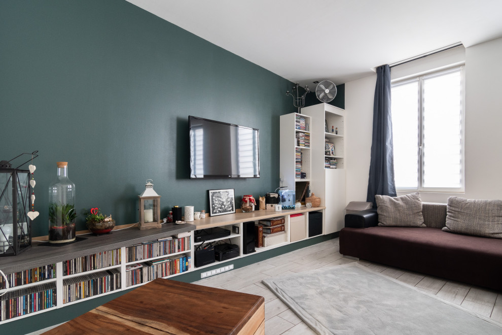 Immagine di un soggiorno minimal di medie dimensioni con pareti verdi, pavimento in terracotta, nessun camino e TV a parete