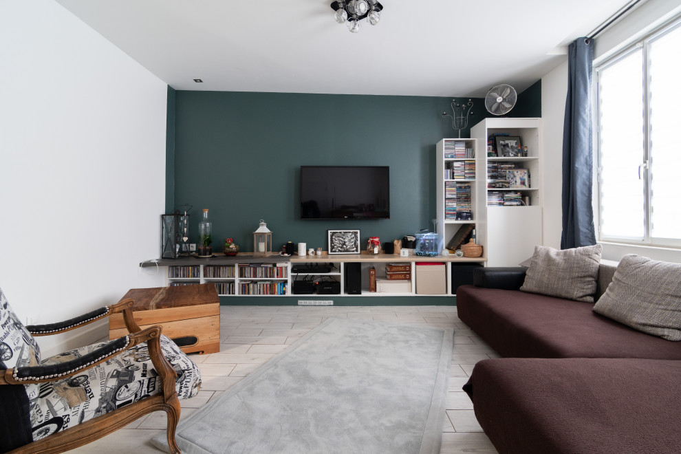 Imagen de salón contemporáneo de tamaño medio sin chimenea con paredes verdes, suelo de baldosas de terracota y televisor colgado en la pared