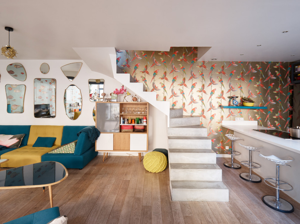 Idéer för eklektiska vardagsrum, med flerfärgade väggar, mellanmörkt trägolv och brunt golv