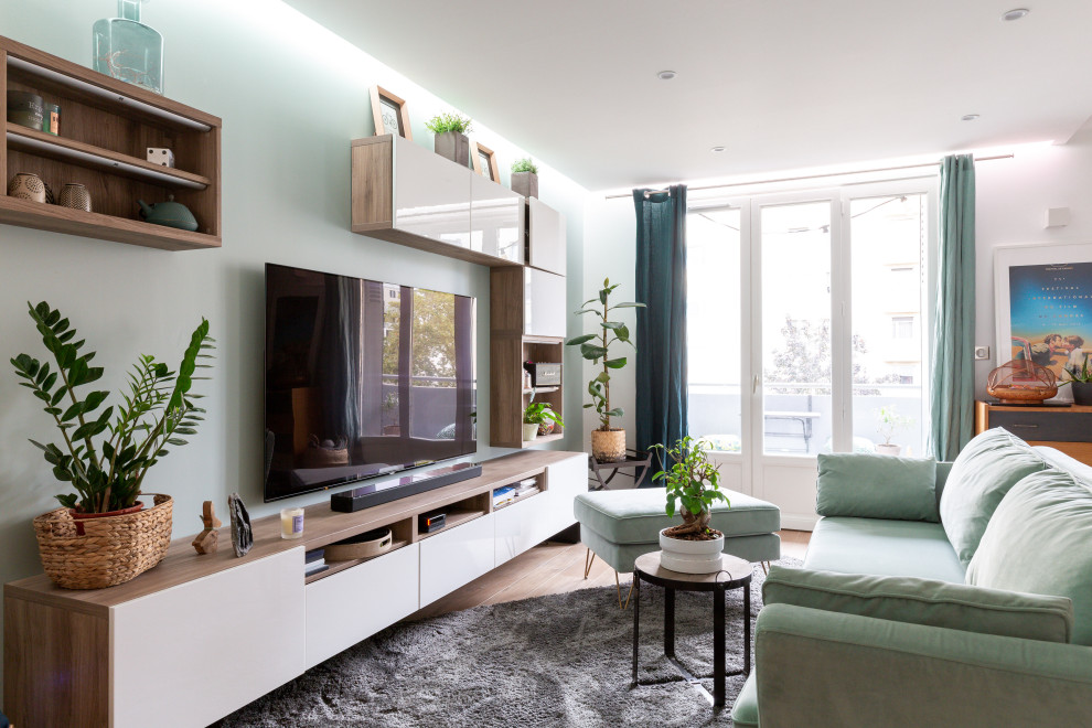 Inspiration pour un petit salon design ouvert avec un mur vert, un sol en carrelage de céramique, aucune cheminée, un téléviseur fixé au mur et un sol marron.
