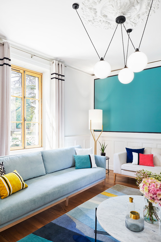 Ispirazione per un ampio soggiorno eclettico aperto con pavimento in legno massello medio, sala formale e pareti multicolore