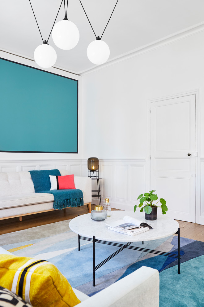 Geräumiges, Offenes Stilmix Wohnzimmer mit weißer Wandfarbe, braunem Holzboden und beigem Boden in Nantes