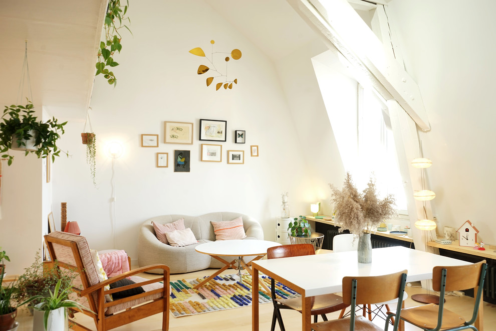 Aménagement d'un salon scandinave ouvert avec un mur blanc, parquet clair, aucune cheminée, aucun téléviseur et un sol beige.