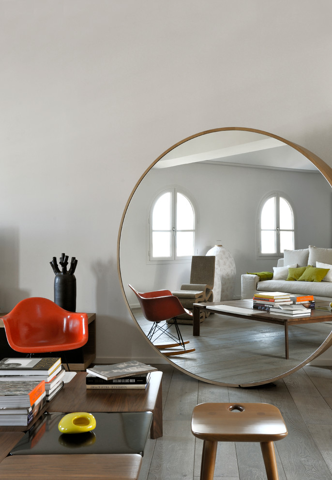 Photo of a contemporary living room in Marseille.