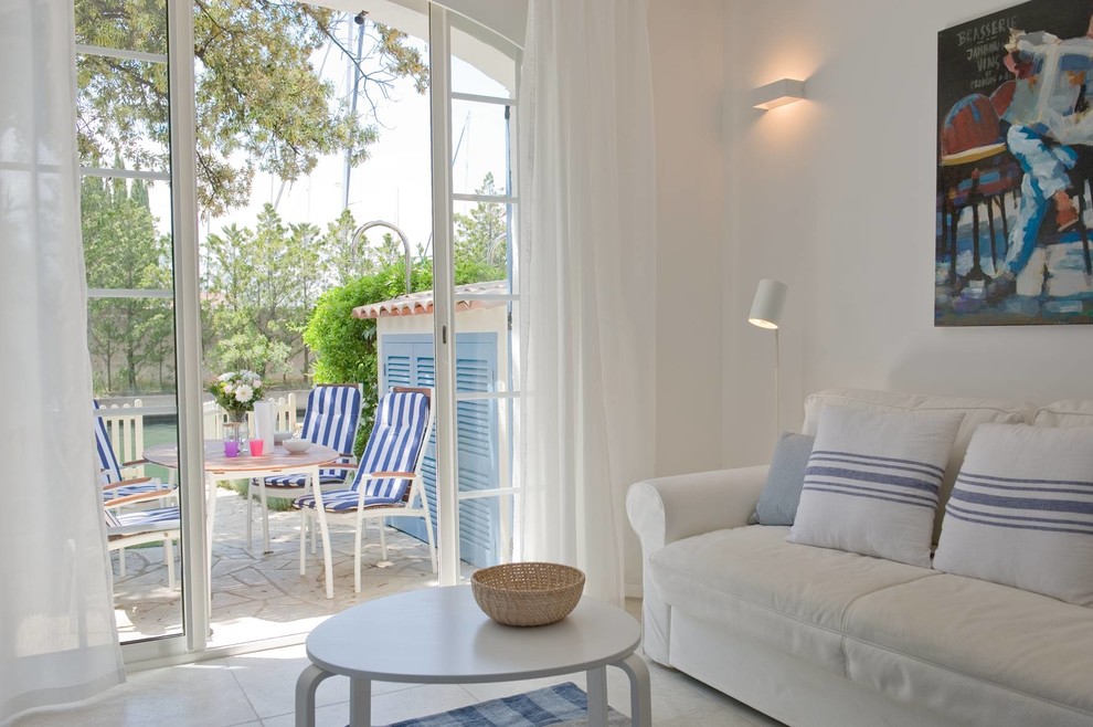 Immagine di un soggiorno mediterraneo di medie dimensioni e chiuso con pareti bianche, pavimento con piastrelle in ceramica e pavimento bianco