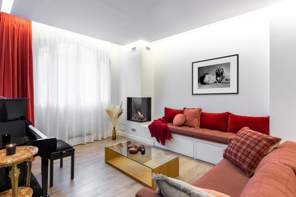 Ispirazione per un soggiorno design di medie dimensioni con camino ad angolo e TV nascosta