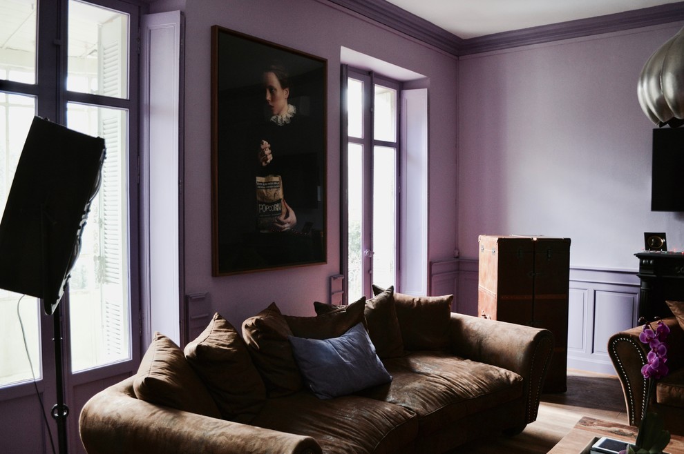 Esempio di un soggiorno bohémian con pareti viola