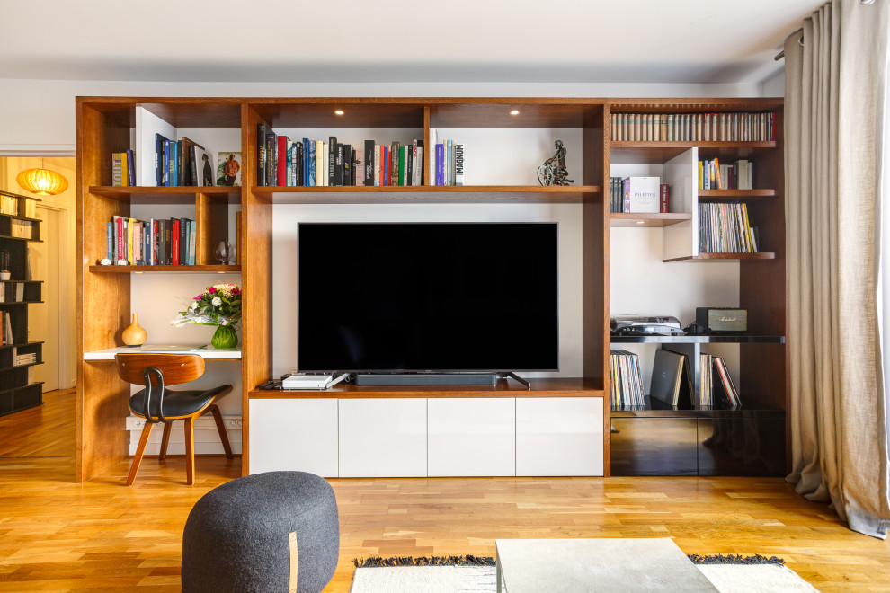 Idée de décoration pour un salon design ouvert avec un mur blanc, un sol en bois brun, un téléviseur indépendant et un sol marron.