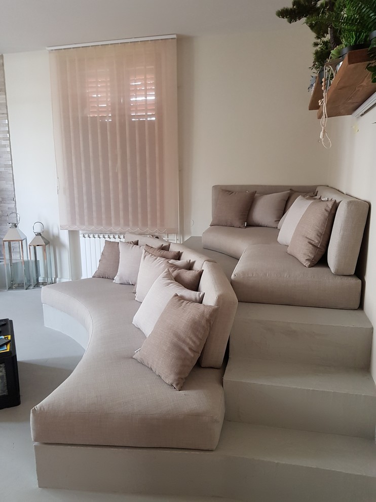 Ispirazione per un soggiorno design di medie dimensioni e chiuso con pareti beige, parquet chiaro, TV autoportante e pavimento marrone