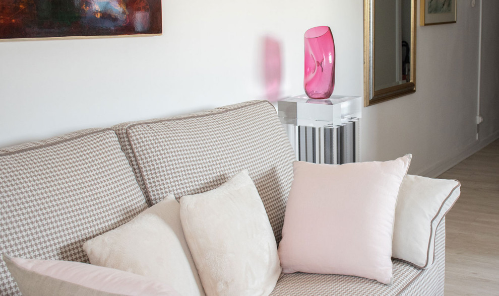 リヨンにあるお手頃価格の中くらいなシャビーシック調のおしゃれなLDK (ピンクの壁、ラミネートの床、据え置き型テレビ) の写真