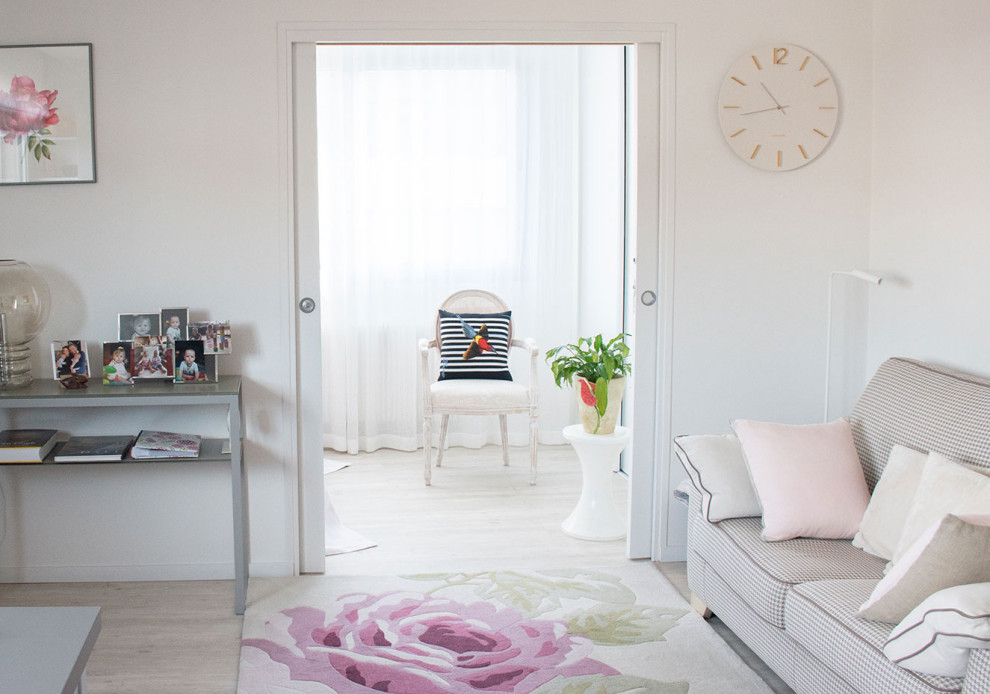 На фото: открытая гостиная комната среднего размера в стиле шебби-шик с розовыми стенами, полом из ламината и отдельно стоящим телевизором