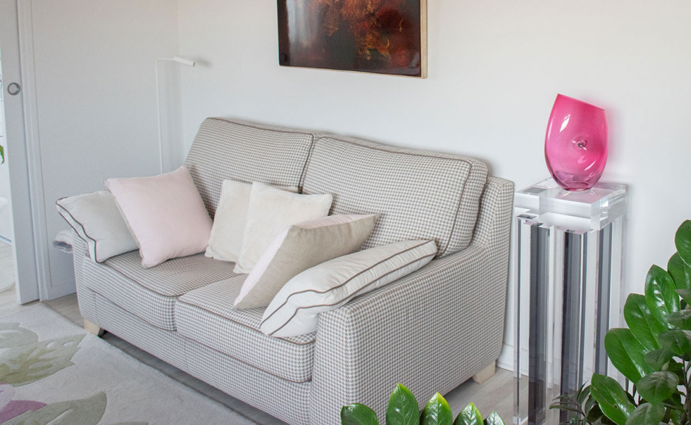 Exemple d'un salon romantique de taille moyenne et ouvert avec un mur rose, sol en stratifié et un téléviseur indépendant.
