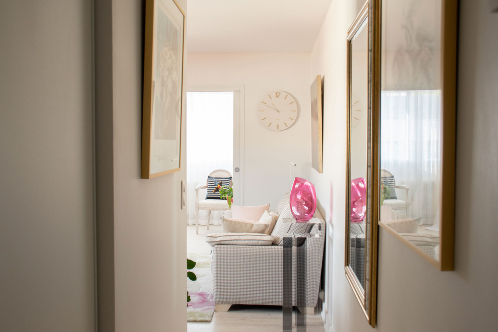Стильный дизайн: открытая гостиная комната среднего размера в стиле шебби-шик с розовыми стенами, полом из ламината и отдельно стоящим телевизором - последний тренд