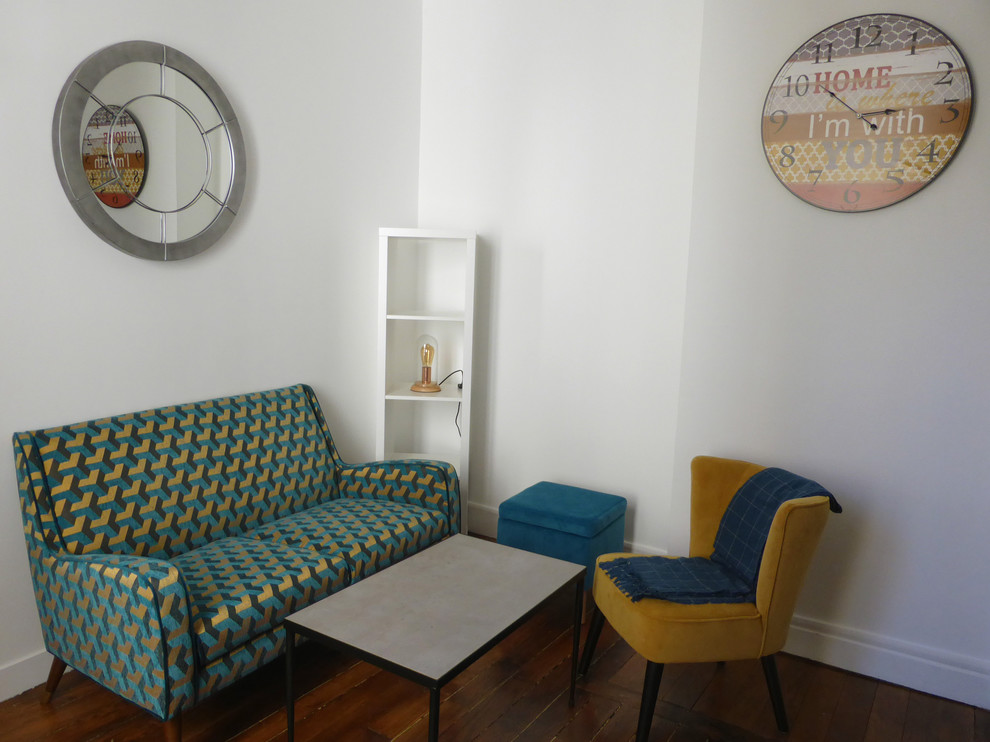 Esempio di un piccolo soggiorno eclettico aperto con parquet scuro, pavimento marrone e pareti bianche