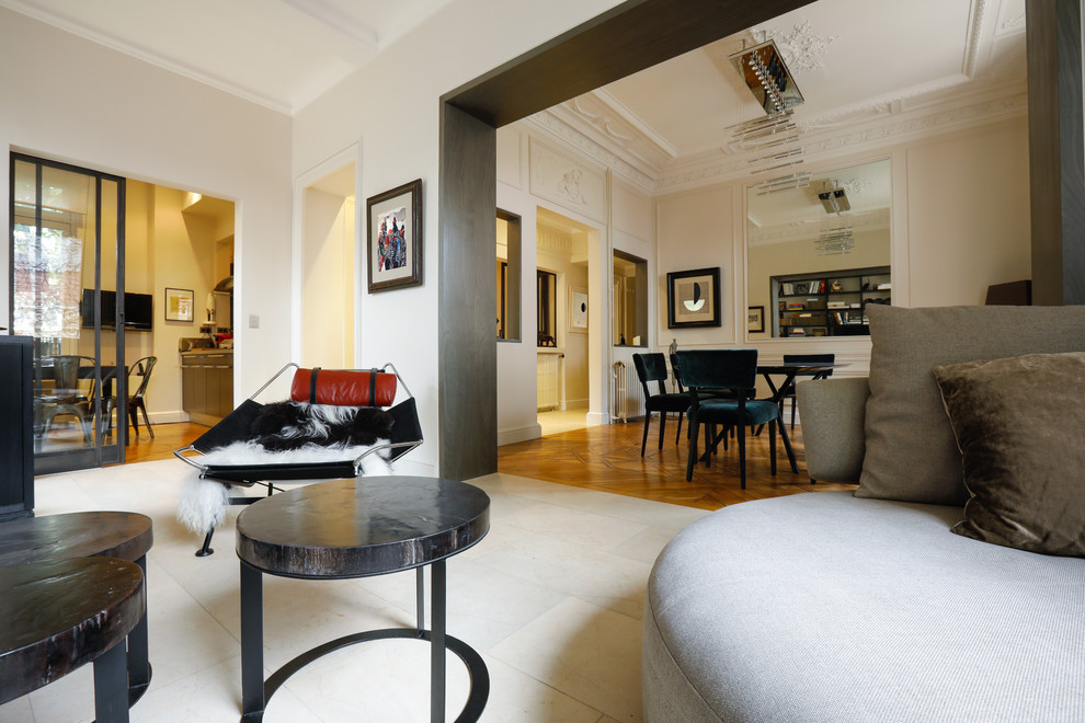 Foto di un soggiorno minimal di medie dimensioni e aperto con pareti bianche, pavimento con piastrelle in ceramica e pavimento bianco