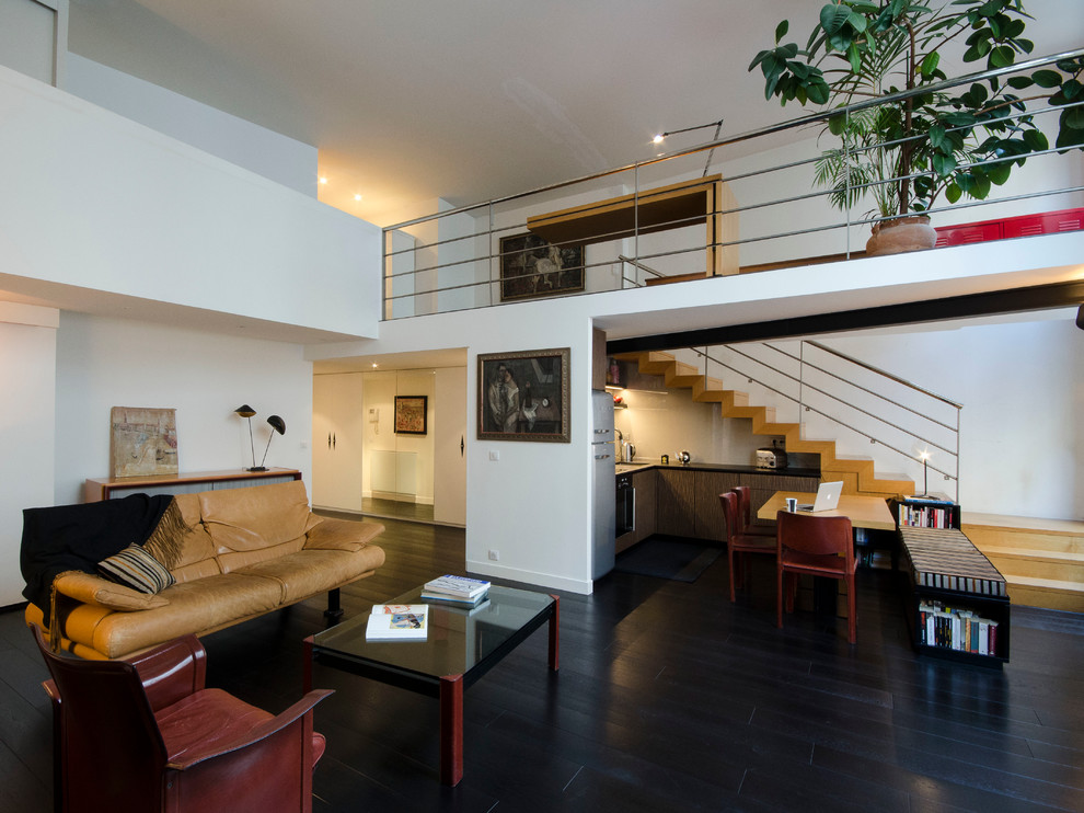 Offenes, Großes, Fernseherloses Modernes Wohnzimmer ohne Kamin mit weißer Wandfarbe und dunklem Holzboden in Paris