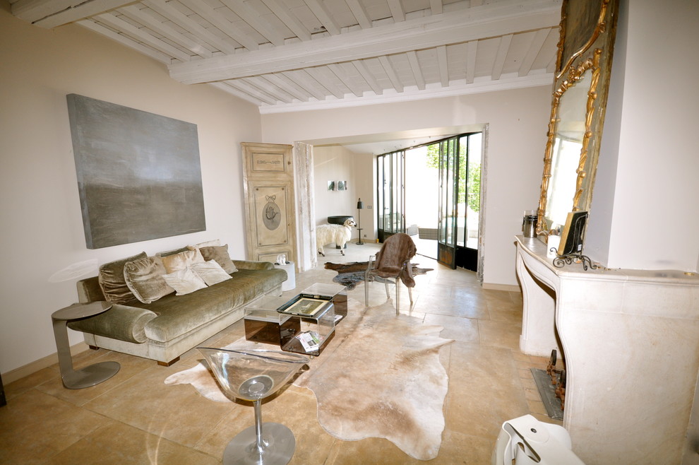 Aménagement d'un salon campagne de taille moyenne et fermé avec un mur beige, un sol en calcaire, une cheminée standard et un sol beige.