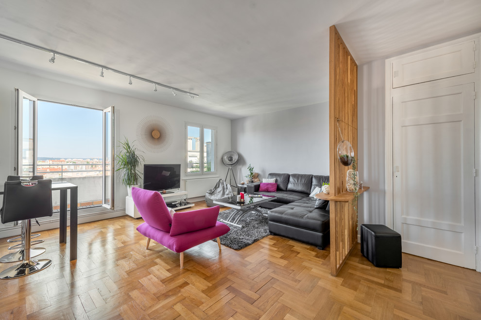 Ejemplo de salón contemporáneo con paredes grises, suelo de madera en tonos medios, televisor independiente y suelo marrón